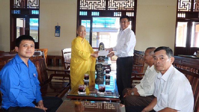 Doan cong tac UBMTTQ Viet Nam huyen tang qua 2